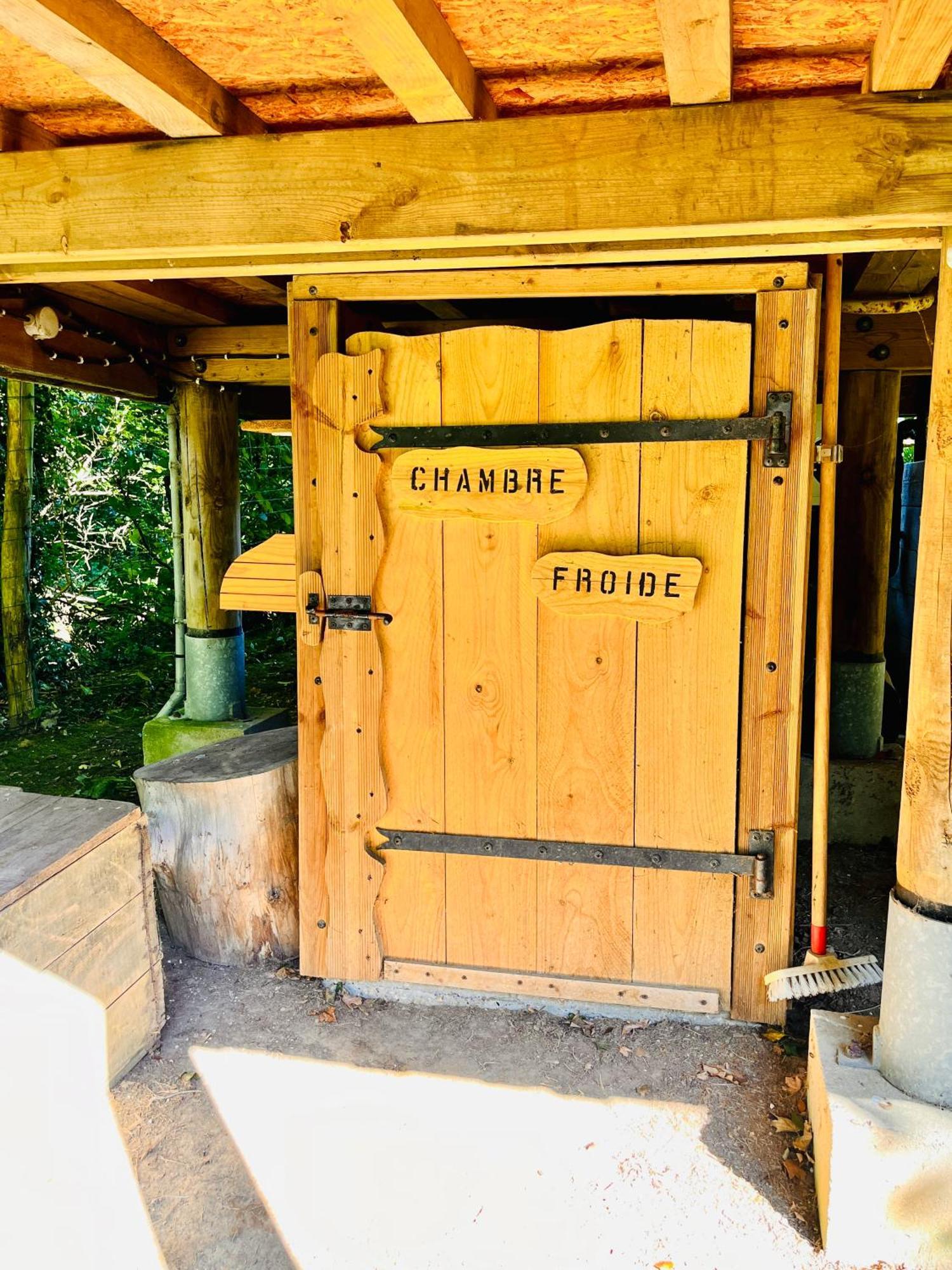 La Cabane Perchee Du Trappeur Écrainville Exterior foto