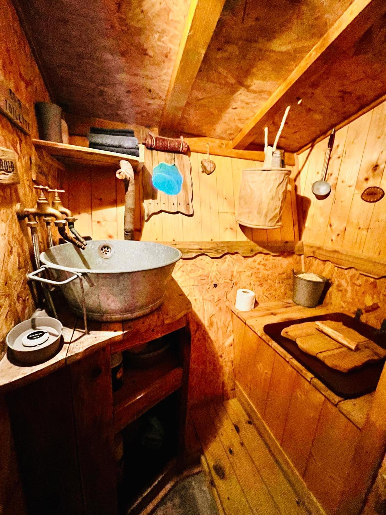 La Cabane Perchee Du Trappeur Écrainville Exterior foto