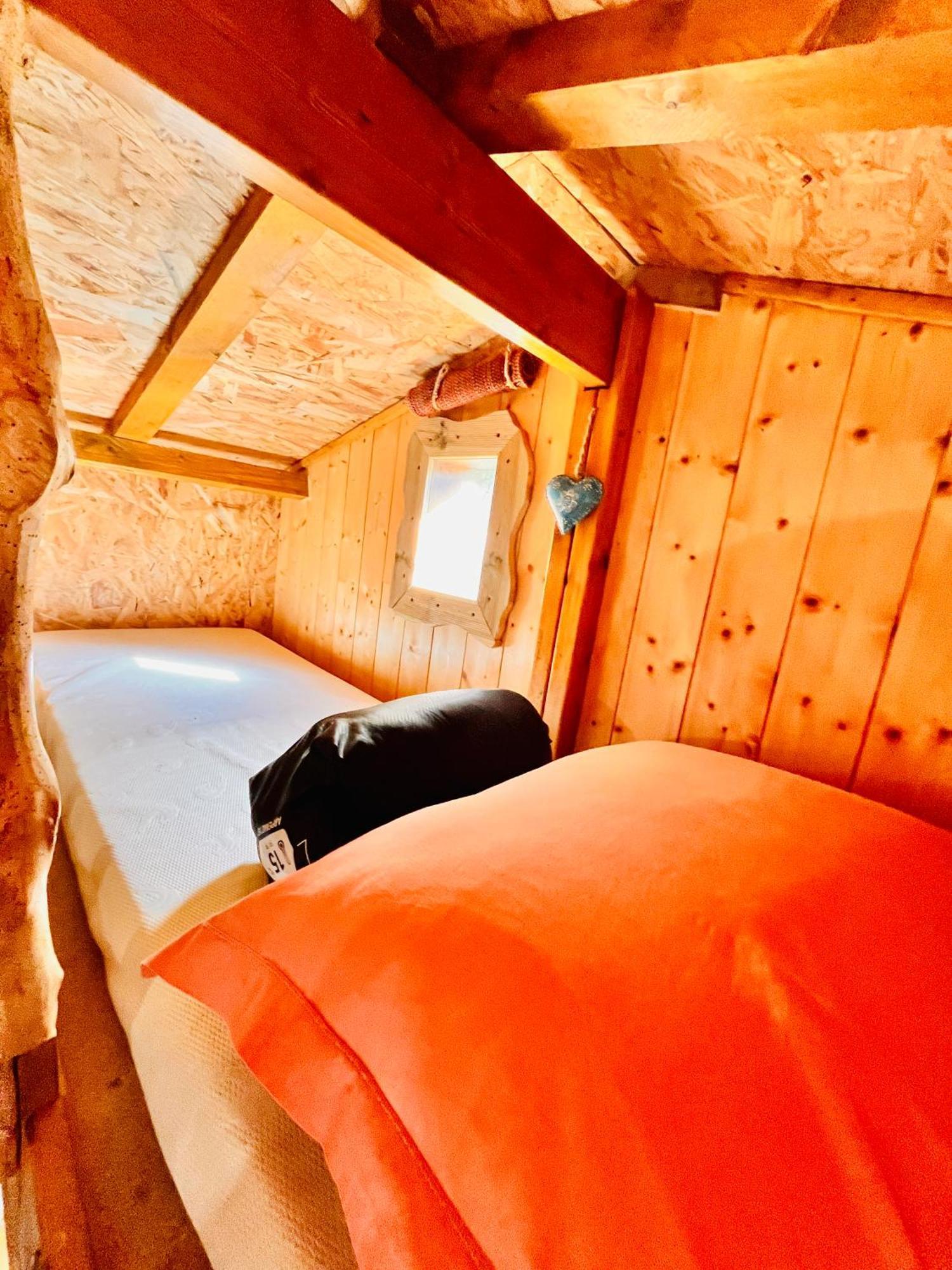 La Cabane Perchee Du Trappeur Écrainville Exterior foto