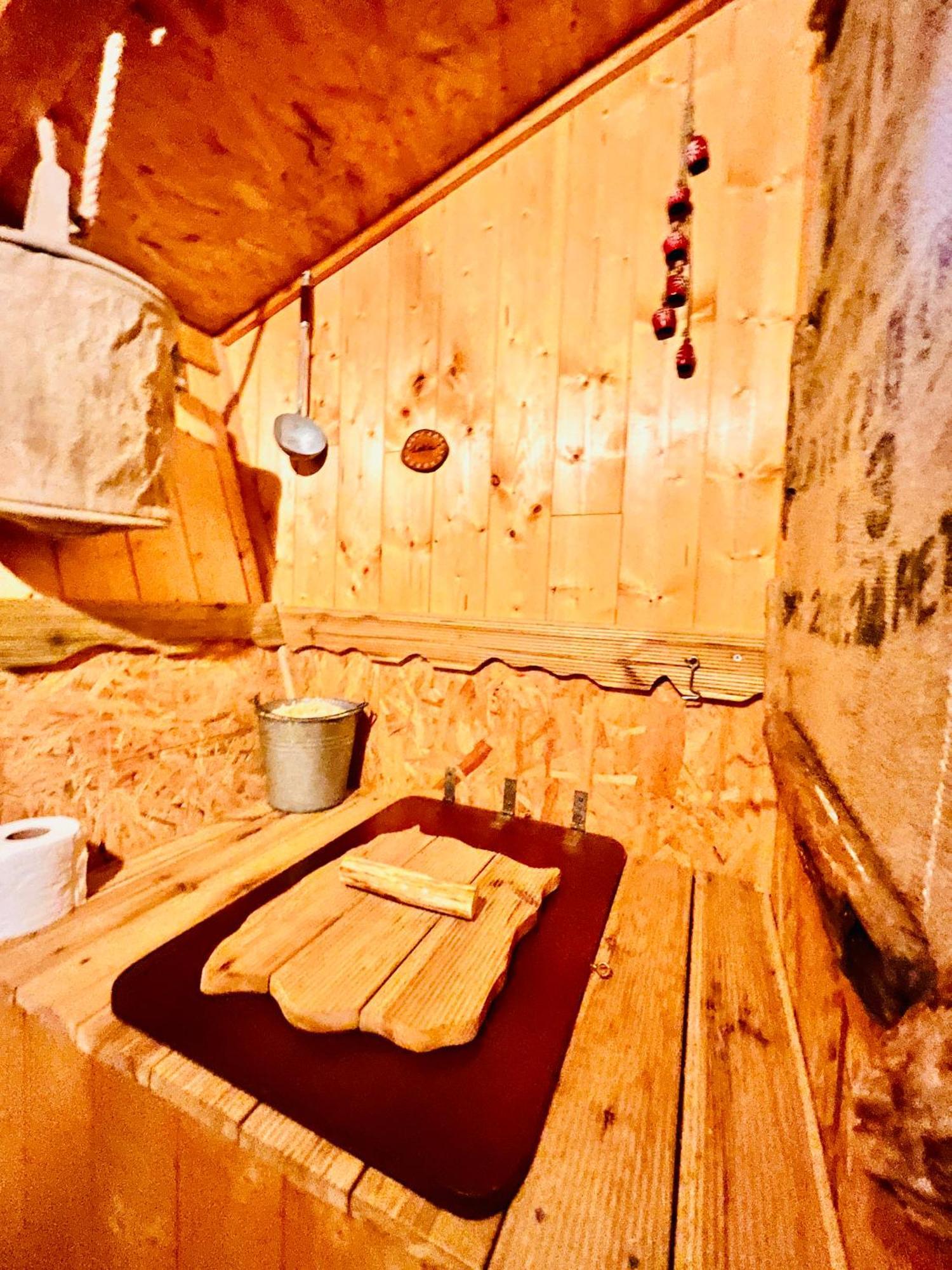 La Cabane Perchee Du Trappeur Écrainville Exterior foto
